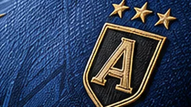 Detalle de parche bordado con relieve en jersey azul